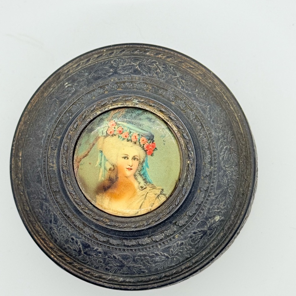 Vintage PNCW USA Metal Round Victorian Lady Jewelry Trinket Box - Picture 3 of 8